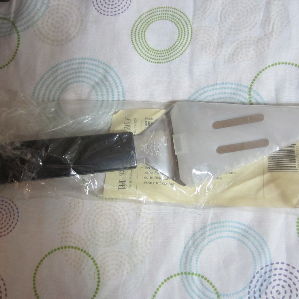 THE PAMPERED CHEF SLICE AND SERVE CAKE & PIE SERVER & BLADE GUARD